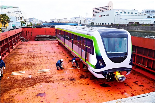 台中捷運綠線首列電聯車將抵台中港， 十二日將遊行開放民眾參觀。
（交通局提供）