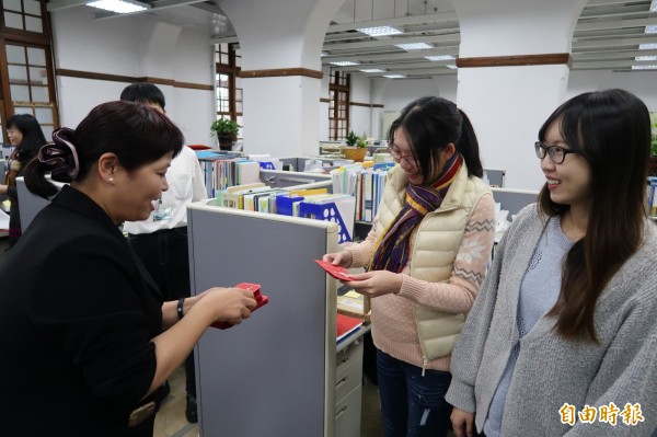 沈慧虹今天到市議會、府內外單位新春團拜，並發送福氣紅包。（記者王駿杰攝）