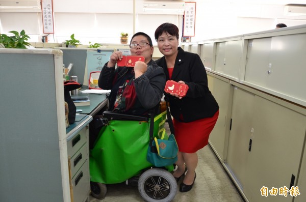 沈慧虹今天到市議會、府內外單位新春團拜，並發送福氣紅包。（記者王駿杰攝）