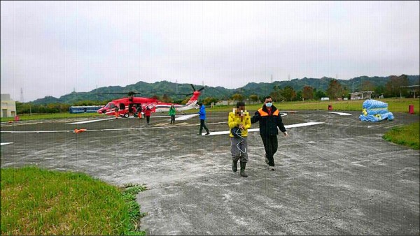 一家五口攀登中央山脈南三段受困，空勤直升機昨日趁天氣穩定，入山救出一家人。（記者劉濱銓翻攝）