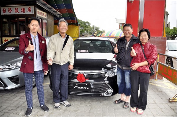 呂俊龍（左一）昨決賽擲六個聖筊獲得轎車頭獎，阿公等家人開心不已。（記者王善嬿攝）