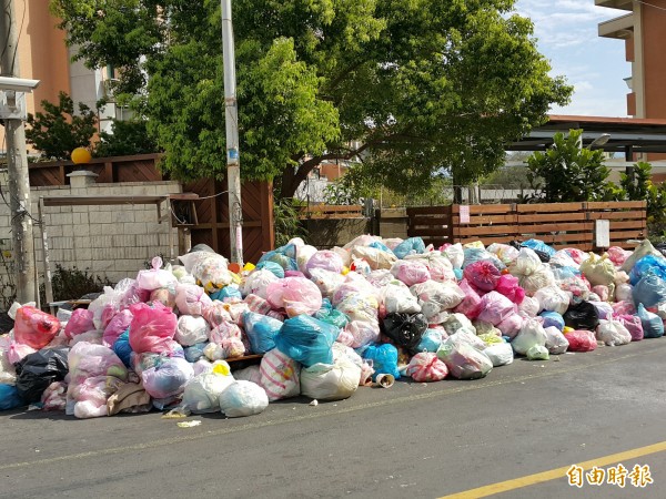 農曆春節過後，新竹縣竹東鎮市區街頭出現「垃圾長城」，不少鎮民對此批評亂丟垃圾者：「太沒公德心了！」（記者蔡孟尚攝）