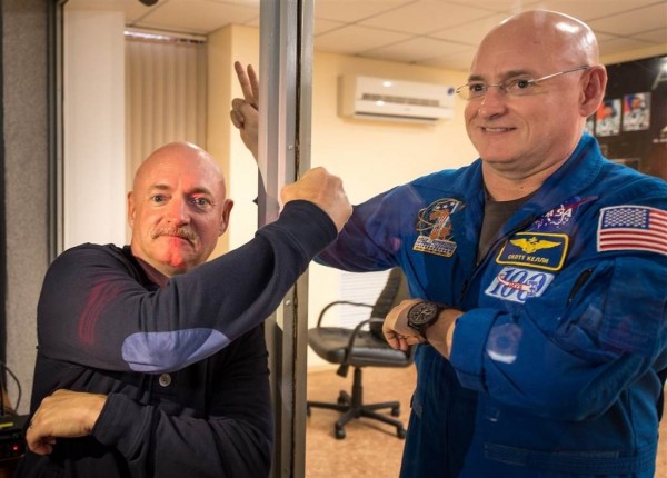 太空人凱利（圖右）在生活將近1年的時間，結果他比雙胞胎哥哥馬克（圖左）老得還慢。（圖截自NASA）
