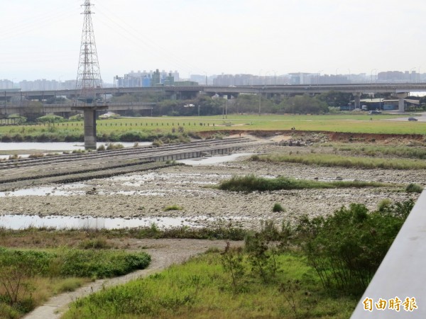 頭前溪乾涸導致新竹縣部分地區今天緊急停水，桃、苗將每日急調10萬噸水支援。（記者蔡孟尚攝）