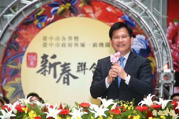 迎接雞年新春，市長林佳龍昨率一級主管及員工於市府大樓舉行「新春聯合團拜」。（記者廖耀東攝）