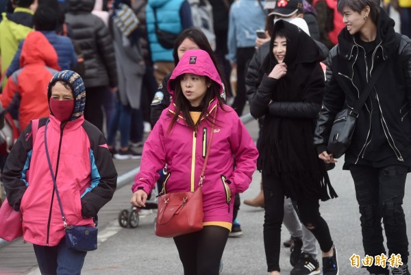 溫暖的天氣恐怕不會一直持續，氣象專家指出，下週四（9日）鋒面過境，入冬最強的一波冷空氣隨之南下，下週五（10日）、週六（11日）低溫有可能達「寒流」的水準。（資料照，記者簡榮豐攝）