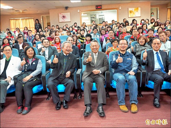 國民黨主席參選人詹啟賢（前排中）昨赴桃園參加「敏盛服務站」成立大會並暢談參選理念。（記者陳昀攝）