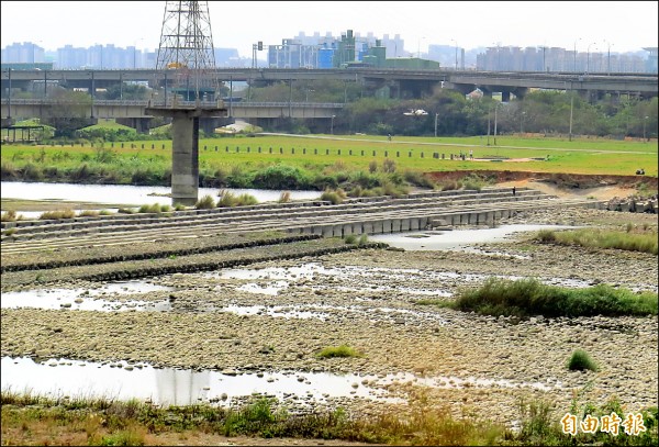 新竹頭前溪 乾 著急桃苗日援10萬噸水 地方 自由時報電子報