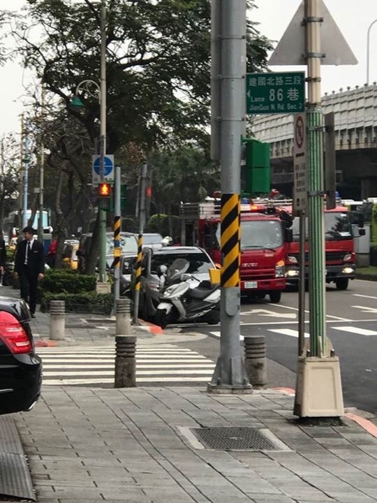 軀北市建國北路三段前，發現有計程車司機在車內燒炭輕生。（記者劉慶侯翻攝）