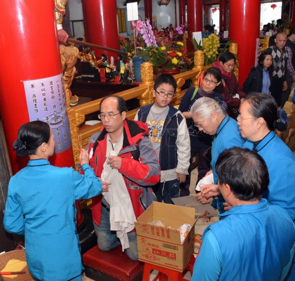 新春期間大量信中到廟方祭煞、改運，祈求新的一年有好的開始。（松山慈惠堂提供）