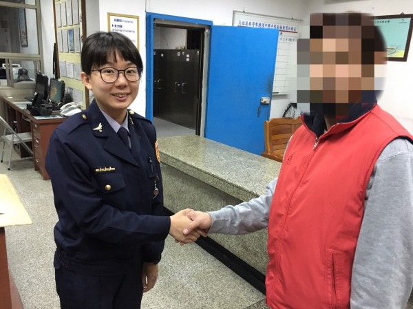 家屬（右）感謝港警找到失蹤的親人。（記者黃旭磊翻攝）