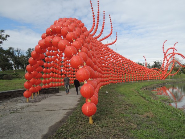 傳藝中心新設的地景藝術魚耀隧道。（記者江志雄攝）