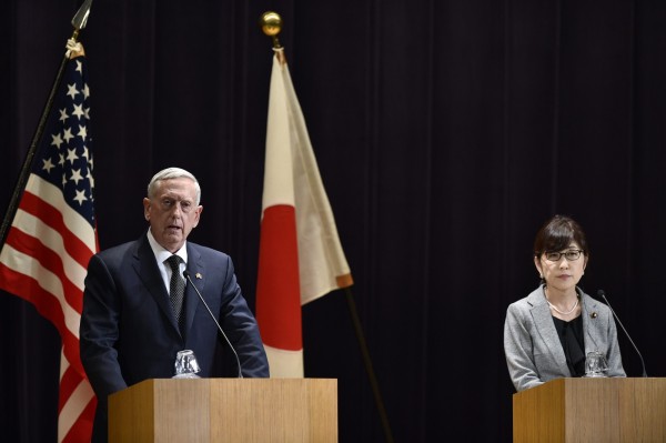 美國國防部長馬提斯與日本防衛相稻田朋美會晤，舉行共同記者會。（歐新社）