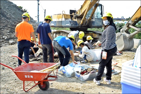 台史博工作人員，從廢土中翻找出遺失物，經過一年修復才呈現在受災戶面前。（記者王捷翻攝）