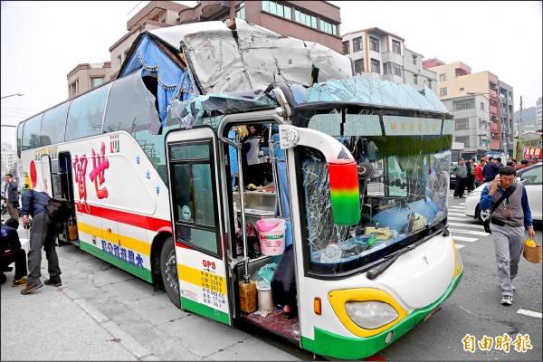 中客遊覽車前方車頂被掀開，受損嚴重。（記者張忠義攝）