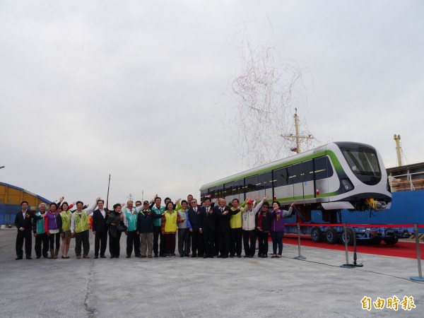 台中市府歡迎捷運電聯車運抵台中港。（記者張軒哲攝）