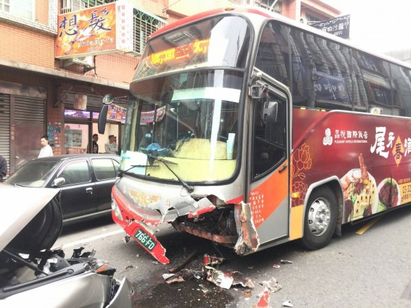 一輛休旅車疑似逆向超車，與公車發生對撞。（記者邱奕統翻攝）