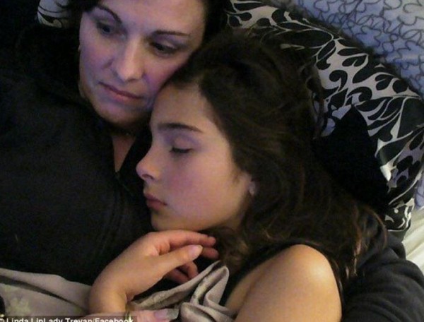 澳洲15歲美少女特里文（Cassidy Trevan，中）於2015年12月12日自殺去世，她的母親琳達（Linda，左）揭露女兒13歲時遭到同學霸凌，並慘遭2男性侵。（圖擷自臉書）