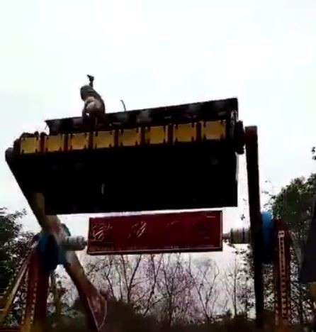 雲霄飛車啟動後，一名少女突然被甩出空中。（圖截取自香港網友陸福安臉書頁）