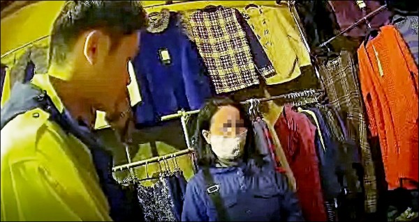 女扒手（右）被服飾店老闆娘指認。（記者鄭景議翻攝）