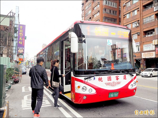 市府推出市區公車「買一送一」優惠，持市民卡搭乘台1線26條路線，第一趟原價、第二趟前8公里免費，今天開始實施。（記者陳昀攝）