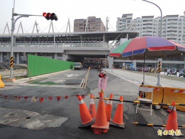 貫穿屏東車站前後站的重慶路延伸段完成驗收，即將開放通車，疏解後站車流。（記者李立法攝）