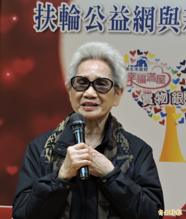 85歲的蘇蔡彩秋阿媽抗癌成功又創業，雖然罹患青光眼，仍積極樂觀繼續散播愛心。（記者何玉華攝）