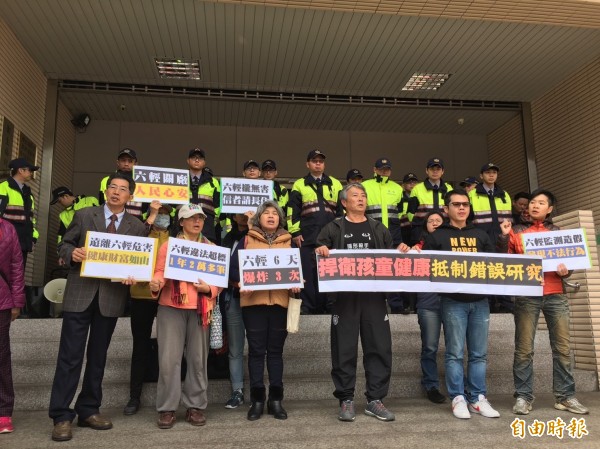 環團聚集於國健署前，質疑李俊璋的「錯誤研究」，不能被當作決策參考。（記者楊綿傑攝）