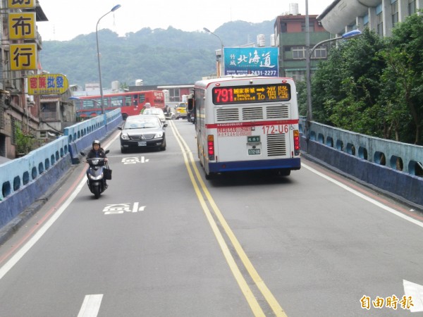 基隆市成功陸橋將於2月14日封閉進行護欄整修施工，客運、公車改走31號橋，地方擔憂陷入交通黑暗期。（記者俞肇福攝）