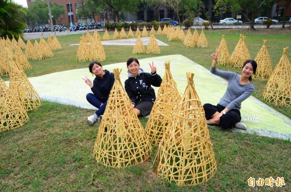 長榮大學打造的糖廍田藝術地景，吸引學子駐足、遊賞。（記者吳俊鋒攝）