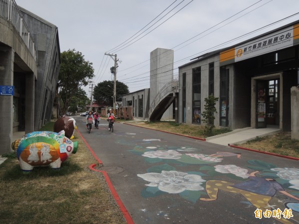 台鐵竹東車站動漫園區東側，去年10月中旬以藝術家駐村方式開張，但除了街友「借宿」，還被綠黨縣議員周江杰批評是「動漫蚊子館」，人氣清淡。（記者廖雪茹攝）