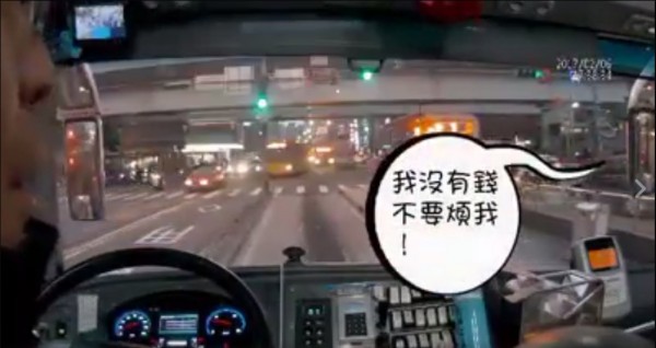 一名乘客坐霸王公車，還嗆追討車錢的駕駛，「我沒有錢，不要煩我！」（圖擷取自《爆料公社》）