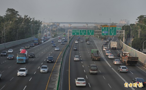 不少網友認為，烏龜車其實是國道塞車的主因。示意圖。（資料照，記者黃志源攝）