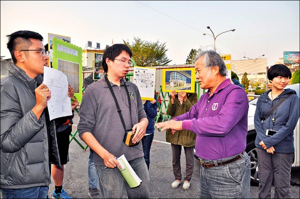 公民團體發動連署盼保留嘉義縣公車站亭，陳姓民眾（右二）持反對意見，與公民團體激辯。（記者王善嬿攝）