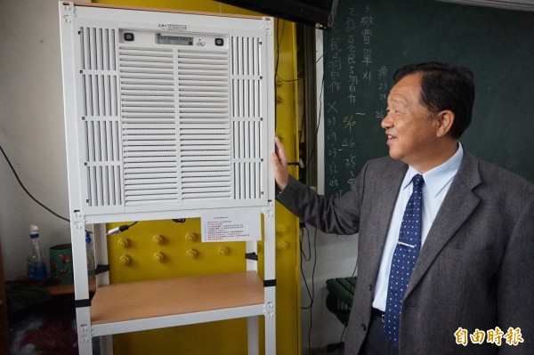 弘文中學校長張輝政表示，該校裝設的空氣清淨機不用換濾網，節能又方便。（記者歐素美攝）
