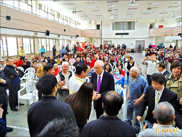 國民黨主席參選人吳敦義昨赴高雄市眷村改建的君毅正勤社區拜票，希望爭取黃復興黨員支持。（記者黃旭磊攝）