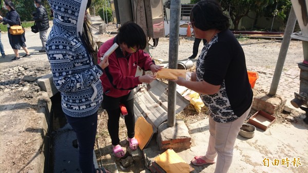 火雞場將認為有問題的飼料封存。（記者楊金城攝）