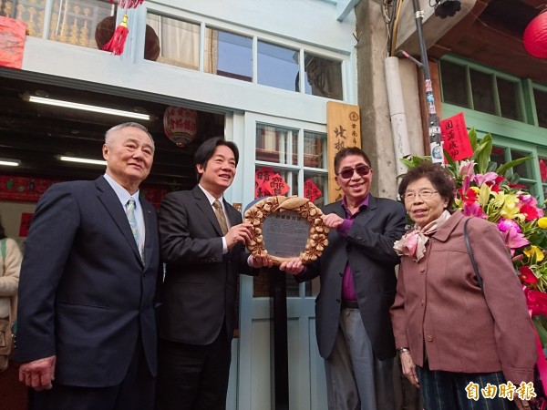 市長賴清德及許家後代，今日共同位府城歷史名人許藏春故居掛上紀念牌。（記者洪瑞琴攝）