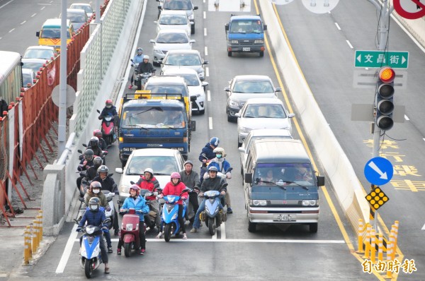 沙鹿陸橋汽機車共用車道，交通混亂。（記者張軒哲攝）