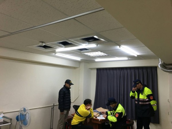 警破門逮捕賭場負責人、賭客共8人。（記者鄭淑婷翻攝）