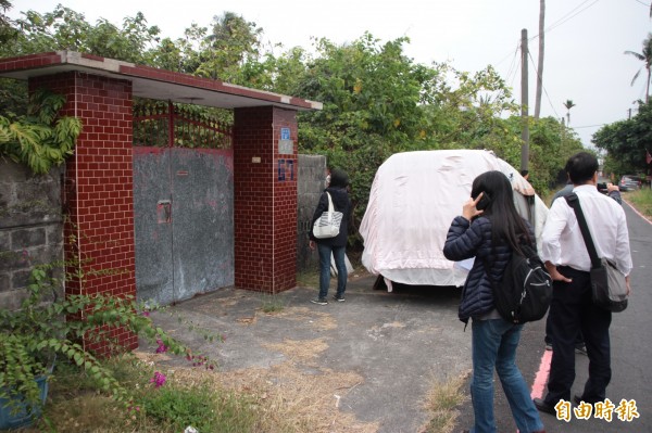 屏東縣府文資所今天再度現勘共和新村。（記者陳彥廷攝）