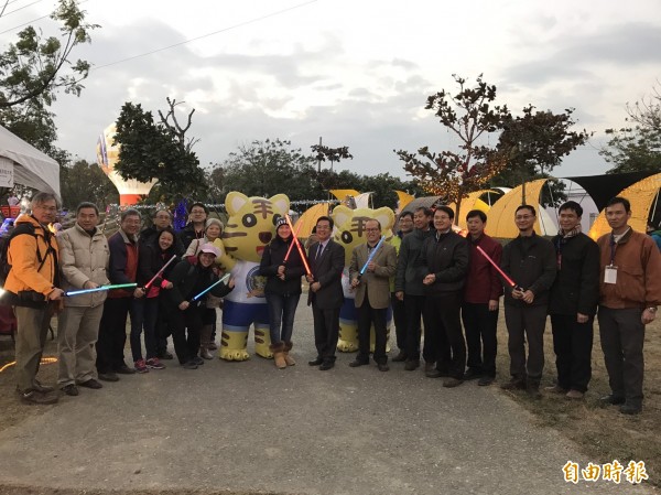 虎尾科技大學校長覺文郁率領教學團隊為燈區點燈。（記者廖淑玲攝）