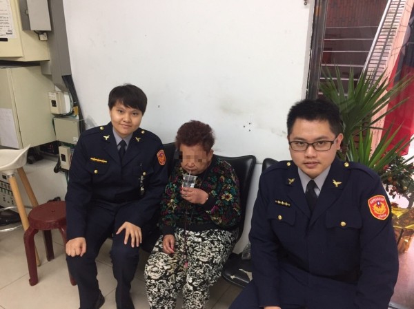 警方於北二高匝道發現老婦，將其帶回派出所提供水、餅乾。（記者陳薏云翻攝）