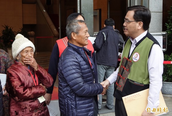 最高法院9日首度網路直播開庭審理布農族獵人王光祿非常上訴案，住在台東的王光祿（中）與高齡95歲的母親（左）北上最高法院出庭。原住民族委員會主委夷將‧拔路兒Icyang．Parod（右）則以專家鑑定人身分出庭。（記者劉信德攝）