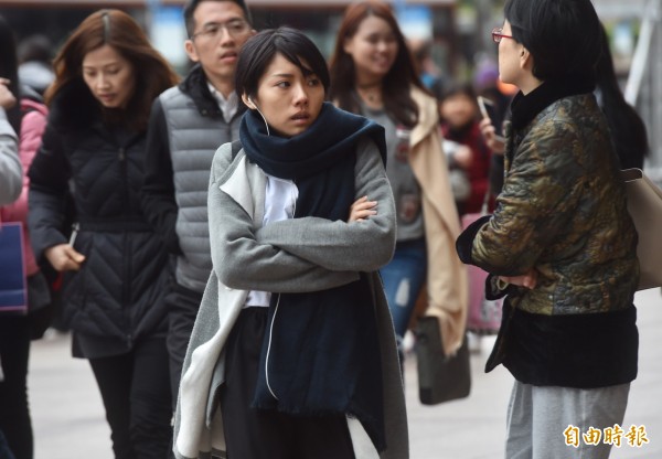 入冬以來最強一波冷空氣報到，寒流由北往南逐漸籠罩，各地氣溫驟降，9日台北街頭民眾穿著厚外套、圍巾、毛帽等衣物保暖。（記者簡榮豐攝）