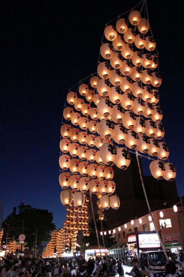 日本秋田竿燈祭明晚會現身高雄燈會，也是竿燈祭首度來台演出。（高市秘書處提供）