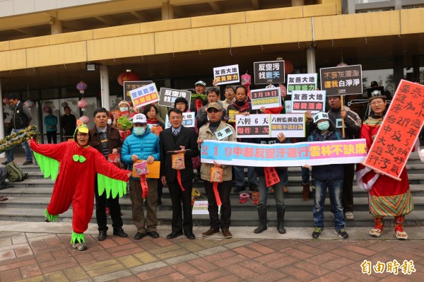 台灣健康空氣行動聯盟邀雲林縣府及立委參與219台中反空污大遊行。（記者詹士弘攝）