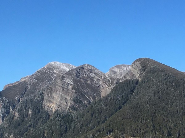 天氣急凍，雪山降雪了（保七總隊第五大隊提供）