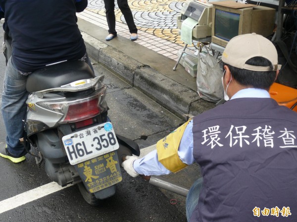 為加速汰換老舊二行程機車換購電動機車，台北市環保局最高補助2萬7300元。圖為台北市環保局攔檢二行程機車過程。（資料照，記者林惠琴攝）