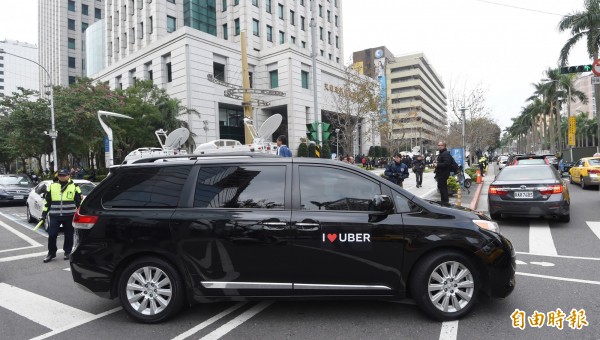 Uber今起停止在台灣的車輛分享平台服務，Uber公司表示，希望暫停的同時，能夠重啟跟政府的對話。圖為Uber司機車隊繞行交通部表達訴求。（記者方賓照攝）